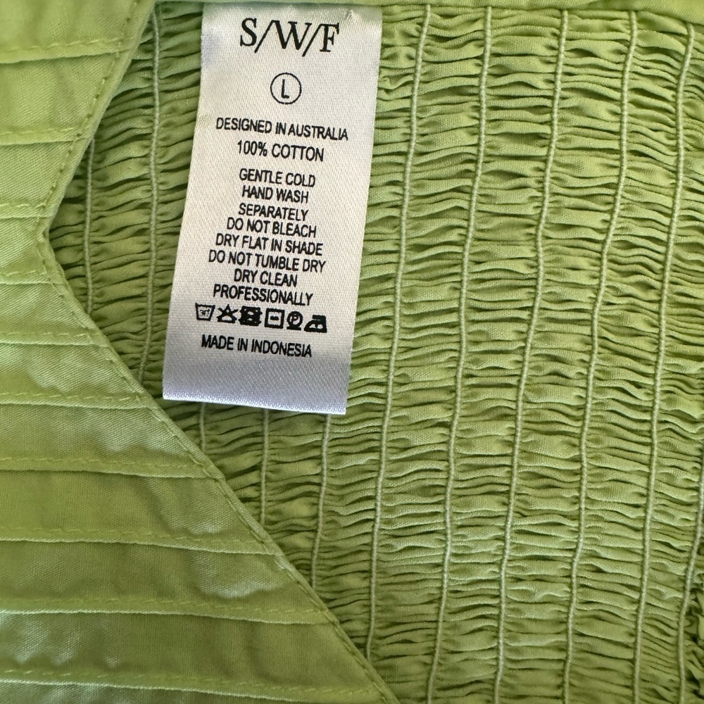 S/W/F A symmetrical crop top - Picture 4 of 5